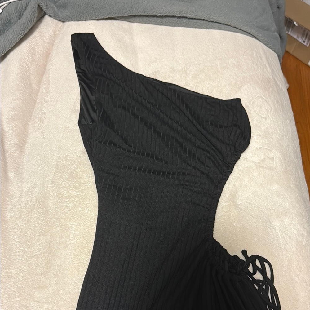 Elegant Black One-Shoulder cut out dress